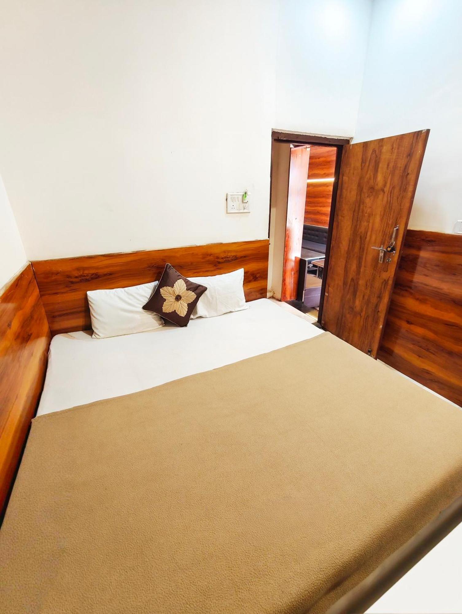Hotel Om Palace Near Mahakal Mandir Ujjain Extérieur photo